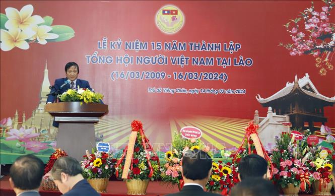 Người Việt tại Lào gắn kết dựng xây đất nước, vun đắp tình hữu nghị Chú thích ảnh