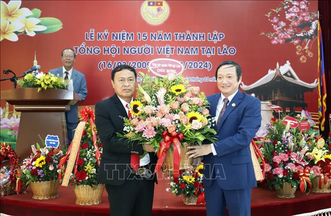 Người Việt tại Lào gắn kết dựng xây đất nước, vun đắp tình hữu nghị Chú thích ảnh