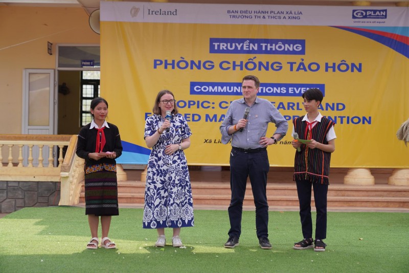 Ông James Browne, Quốc vụ khanh Bộ Tư pháp Chính phủ Ireland và bà Deirdre Ní Fhallúin, Đại sứ Ireland tại Việt Nam, chia sẻ trong hoạt động truyền thông nhằm phòng ngừa tảo hôn do học sinh xã Lía chủ trì. Ảnh: Plan Ông James Browne, Quốc vụ khanh Bộ Tư pháp Chính phủ Ireland và bà Deirdre Ní Fhallúin, Đại sứ Ireland tại Việt Nam, chia sẻ trong hoạt động truyền thông nhằm phòng ngừa tảo hôn do học sinh xã Lía chủ trì. Ảnh: Plan
