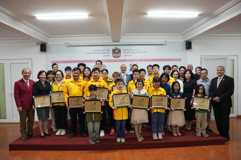 Đại sứ quán UAE vinh danh cách kỳ thủ cờ vua trẻ Việt Nam Đại sứ quán UAE vinh danh cách kỳ thủ cờ vua trẻ Việt Nam