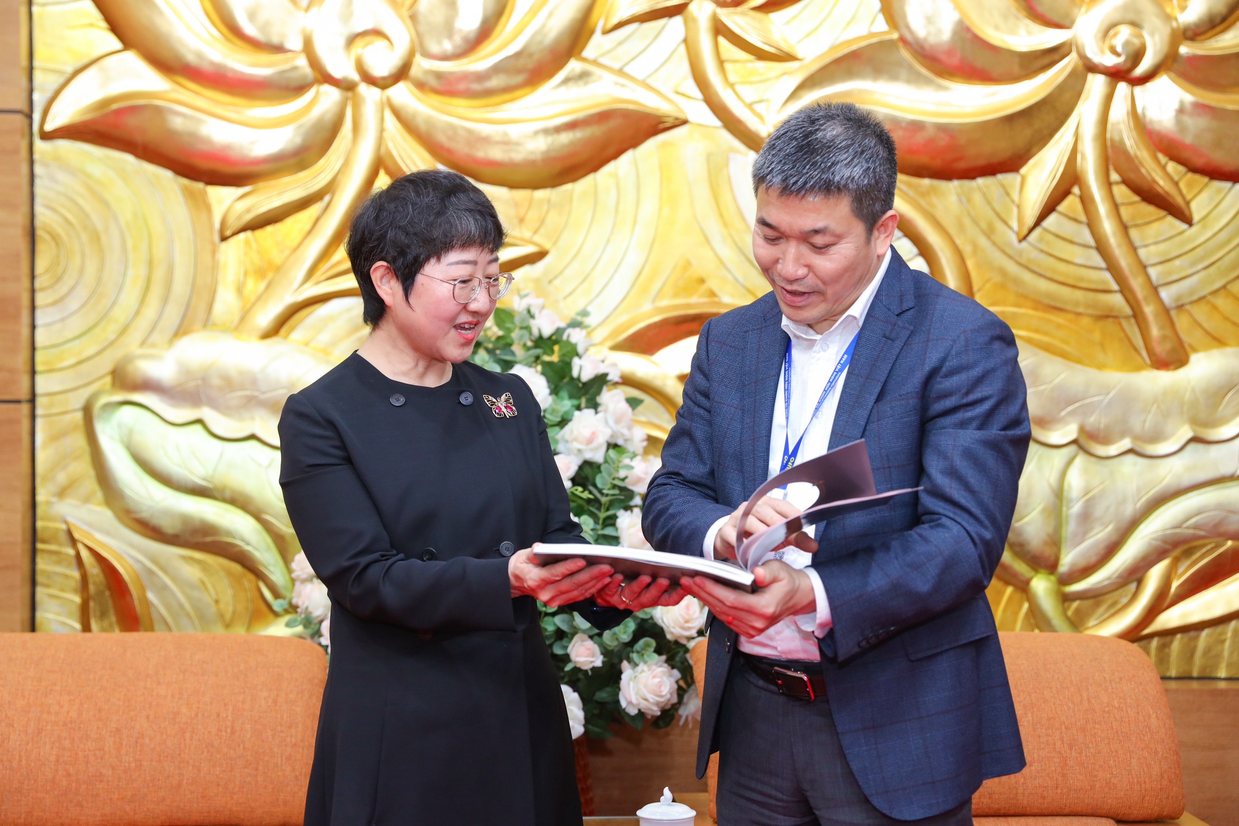 Chủ tịch Liên hiệp các tổ chức hữu nghị Việt Nam Phan Anh Sơn (phải) và bà Lý Ngạn, Phó Hội trưởng chuyên trách Hội hữu nghị đối ngoại nhân dân tỉnh Sơn Tây (Trung Quốc). (Ảnh: Đinh Hòa) Chủ tịch Liên hiệp các tổ chức hữu nghị Việt Nam Phan Anh Sơn (phải) và bà Lý Ngạn, Phó Hội trưởng chuyên trách Hội hữu nghị đối ngoại nhân dân tỉnh Sơn Tây (Trung Quốc). (Ảnh: Đinh Hòa)