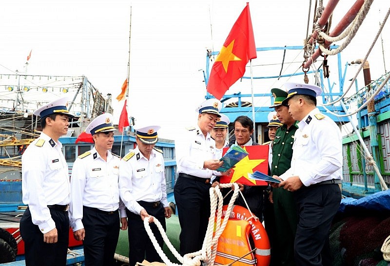 Tuyên truyền pháp luật và tặng quà ngư dân xã Tam Quang. Tuyên truyền pháp luật và tặng quà ngư dân xã Tam Quang.