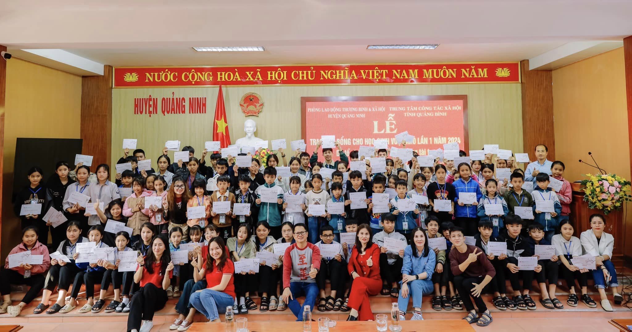 Zhi Shan Foundation: Trao học bổng cho 717 học sinh tỉnh Quảng Bình Zhi Shan Foundation: Trao học bổng cho 717 học sinh có hoàn cảnh khó khăn của Quảng Bình