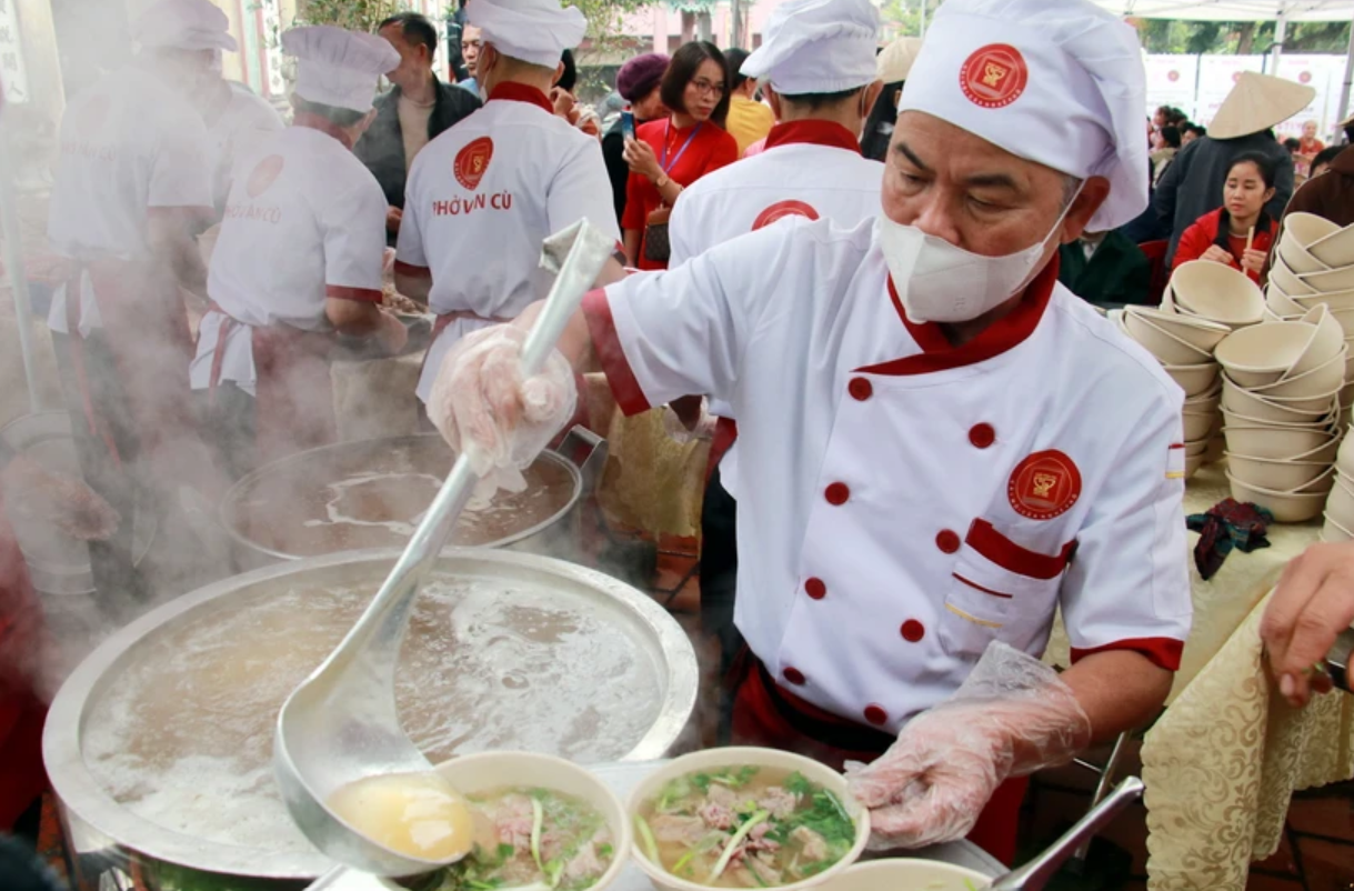 Nghệ nhân ẩm thực phục vụ phở Cồ cho nhân dân và du khách. (Ảnh: TTXVN)