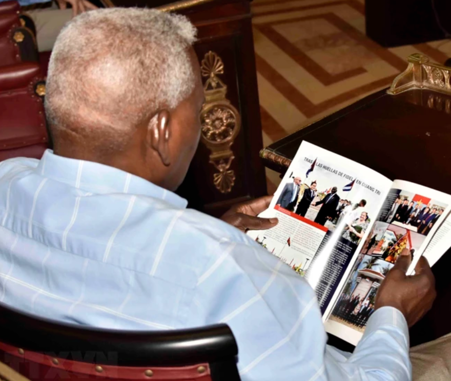 Chủ tịch Quốc hội Cuba Esteban Lazo Hernández đọc Tạp chí Quốc hội đặc biệt 'Cuba và Việt Nam: biểu tượng của tình anh em.' (Ảnh: Mai Phương/TTXVN) Chủ tịch Quốc hội Cuba Esteban Lazo Hernández đọc Tạp chí Quốc hội đặc biệt 'Cuba và Việt Nam: biểu tượng của tình anh em.' (Ảnh: Mai Phương/TTXVN)