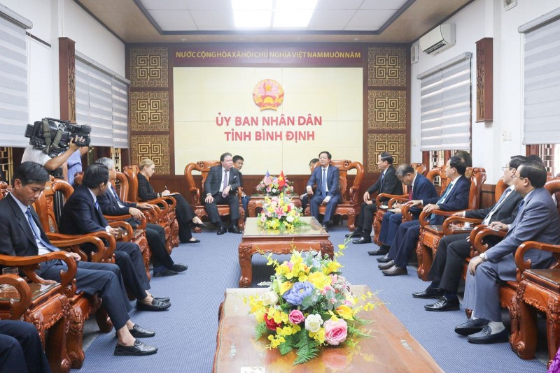 Đại sứ Marc Knapper ủng hộ việc Bình Định ký kết hợp tác hữu nghị với các địa phương của Hoa Kỳ Đại sứ Marc Knapper ủng hộ việc Bình Định ký kết hợp tác hữu nghị với các địa phương của Hoa Kỳ