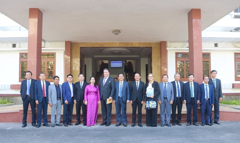 Đại sứ Marc Knapper ủng hộ việc Bình Định ký kết hợp tác hữu nghị với các địa phương của Hoa Kỳ Đại sứ Marc Knapper ủng hộ việc Bình Định ký kết hợp tác hữu nghị với các địa phương của Hoa Kỳ
