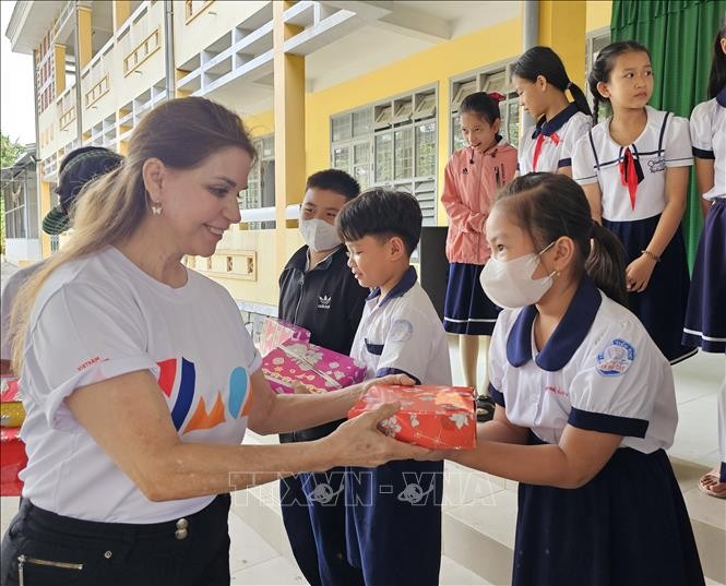 YMCA nâng cấp công trình phụ, xây nhà tình thương cho người dân tỉnh Bến Tre YMCA nâng cấp công trình phụ, xây nhà tình thương cho người dân tỉnh Bến Tre