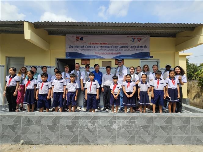 YMCA nâng cấp công trình phụ, xây nhà tình thương cho người dân tỉnh Bến Tre YMCA nâng cấp công trình phụ, xây nhà tình thương cho người dân tỉnh Bến Tre