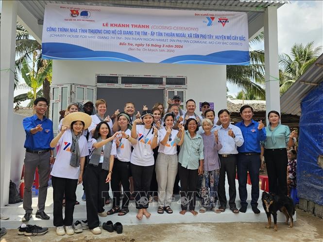 YMCA nâng cấp công trình phụ, xây nhà tình thương cho người dân tỉnh Bến Tre YMCA nâng cấp công trình phụ, xây nhà tình thương cho người dân tỉnh Bến Tre