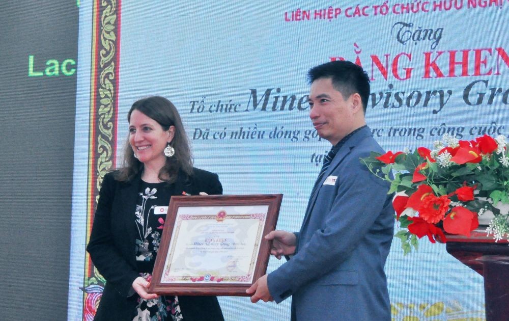 Mr. Tran Phu Cuong (right), Head of the People's Aid Coordination Committee (PACCOM) awarded the certificate of merit from the Presidium of the Vietnam Union of Friendship Organizations to MAG Organization. (Photo: Q.H) Mr. Tran Phu Cuong (right), Head of the People's Aid Coordination Committee (PACCOM) awarded the certificate of merit from the Presidium of the Vietnam Union of Friendship Organizations to MAG Organization. (Photo: Q.H)