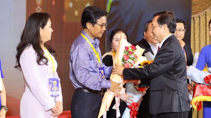Đại diện Vinamilk nhận hoa vinh danh từ Bộ trưởng Khoa học và Công nghệ. Đại diện Vinamilk nhận hoa vinh danh từ Bộ trưởng Khoa học và Công nghệ.