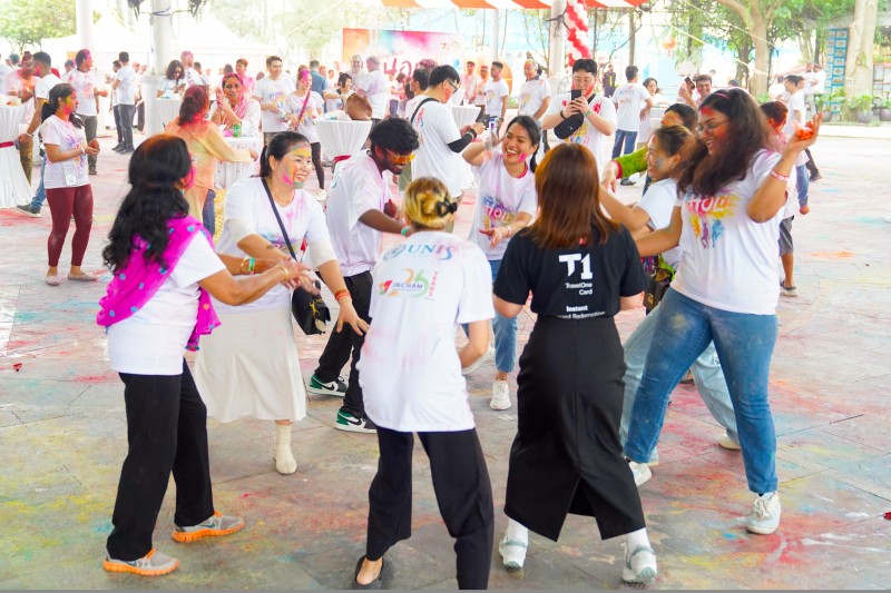 Hàng trăm người đón mừng lễ hội sôi động nhất Ấn Độ ngay tại Hà Nội Hàng trăm người đón mừng lễ hội sôi động nhất Ấn Độ ngay tại Hà Nội