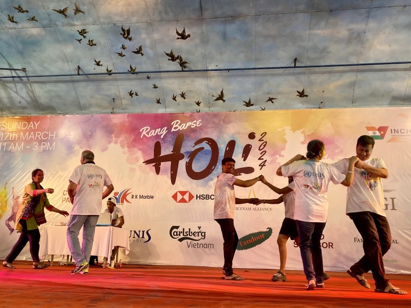 Hàng trăm người đón mừng lễ hội sôi động nhất Ấn Độ ngay tại Hà Nội Hàng trăm người đón mừng lễ hội sôi động nhất Ấn Độ ngay tại Hà Nội
