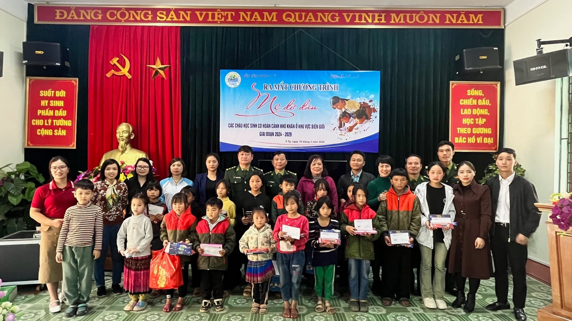 Lào Cai: các em học sinh khó khăn có thêm Lào Cai: các em học sinh khó khăn có thêm
