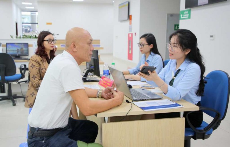 Cán bộ Trung tâm Phục vụ HCC tỉnh hướng dẫn người dân, doanh nghiệp quy trình nộp hồ sơ TTHC (Ảnh: quangninh.gov.vn). Cán bộ Trung tâm Phục vụ HCC tỉnh hướng dẫn người dân, doanh nghiệp quy trình nộp hồ sơ TTHC (Ảnh: quangninh.gov.vn).