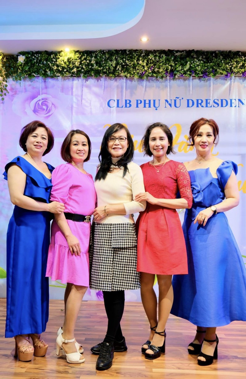 Ngày hội áo dài của chị em câu lạc bộ phụ nữ Dresden và các vùng lân cận Ngày hội áo dài của chị em câu lạc bộ phụ nữ Dresden và các vùng lân cận