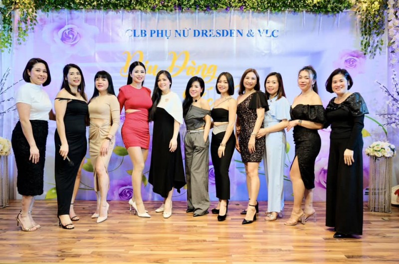 Ngày hội áo dài của chị em câu lạc bộ phụ nữ Dresden và các vùng lân cận Ngày hội áo dài của chị em câu lạc bộ phụ nữ Dresden và các vùng lân cận