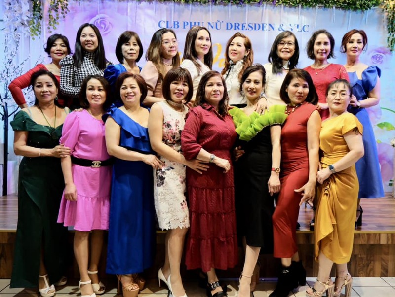 Ngày hội áo dài của chị em câu lạc bộ phụ nữ Dresden và các vùng lân cận Ngày hội áo dài của chị em câu lạc bộ phụ nữ Dresden và các vùng lân cận
