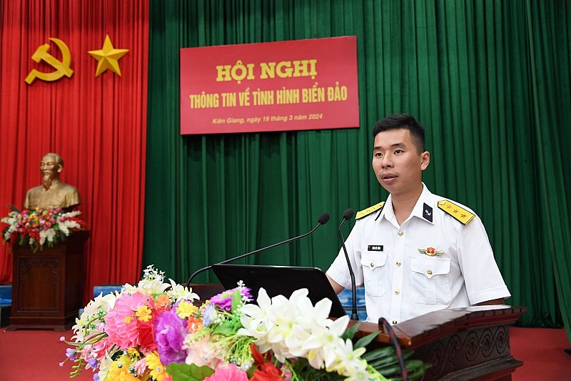 Báo cáo viên của Vùng 5 Hải quân thông tin về tình hình biển, đảo đến chiến sĩ mới. Báo cáo viên của Vùng 5 Hải quân thông tin về tình hình biển, đảo đến chiến sĩ mới.