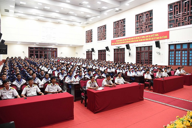 Bồi đắp tình yêu biển, đảo cho chiến sĩ mới Bồi đắp tình yêu biển, đảo cho chiến sĩ mới