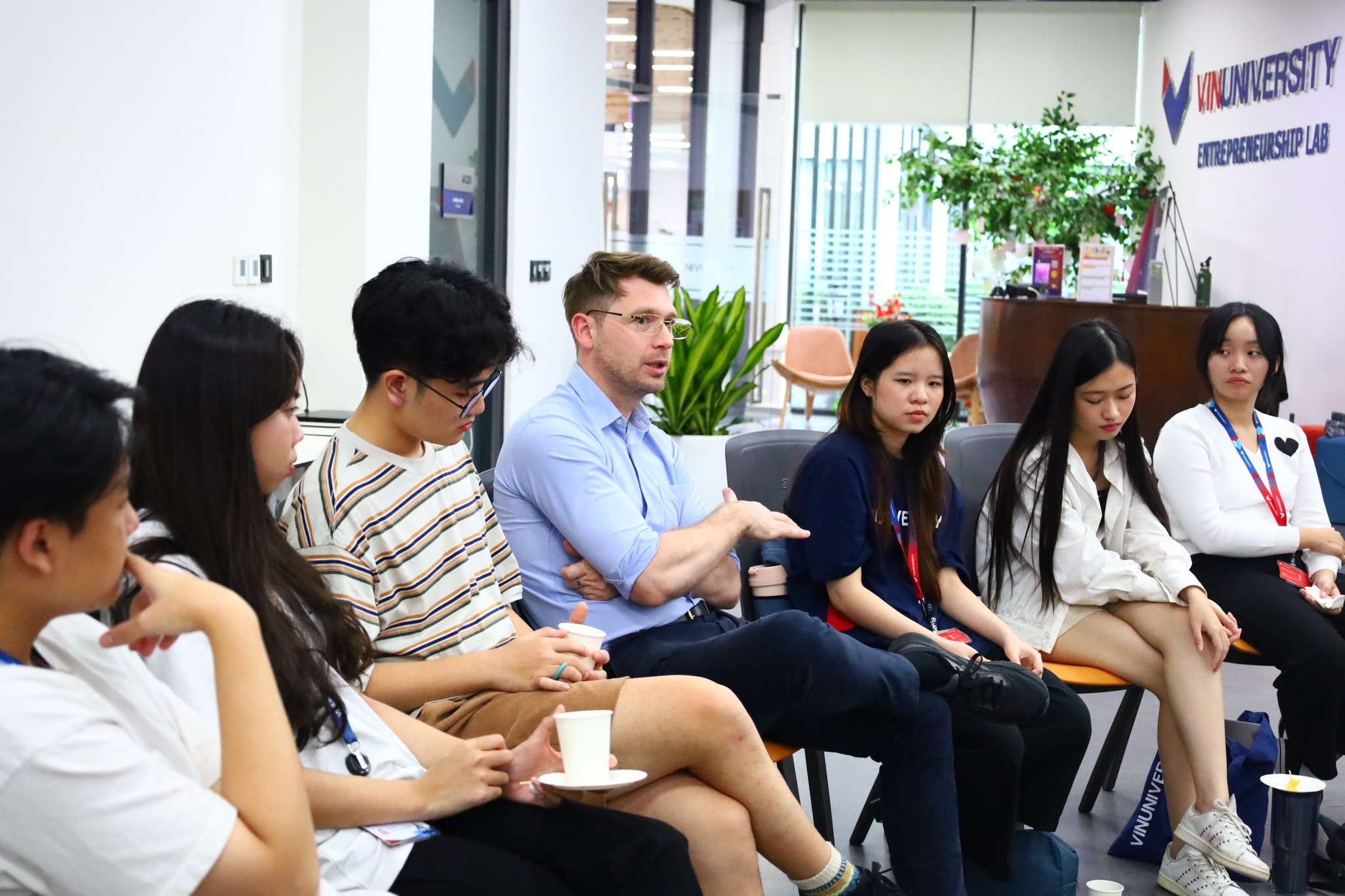 TS Billy Wheeler trong một buổi trao đổi với sinh viên Viện Khoa học và Giáo dục khai phóng VinUni