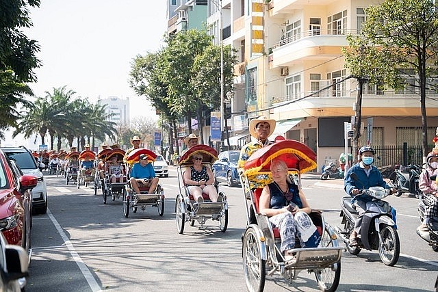 Foreign tourists take a city tour around Da Nang. (Photo: baochinhphu.vn) Foreign tourists take a city tour around Da Nang. (Photo: baochinhphu.vn)