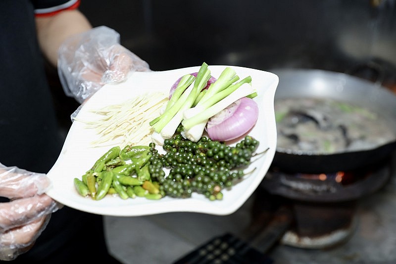 Mê mẩn món mắt cá ngừ đại dương om tiêu xanh Quy Nhơn, Bình Định Mê mẩn món mắt cá ngừ đại dương om tiêu xanh Quy Nhơn, Bình Định