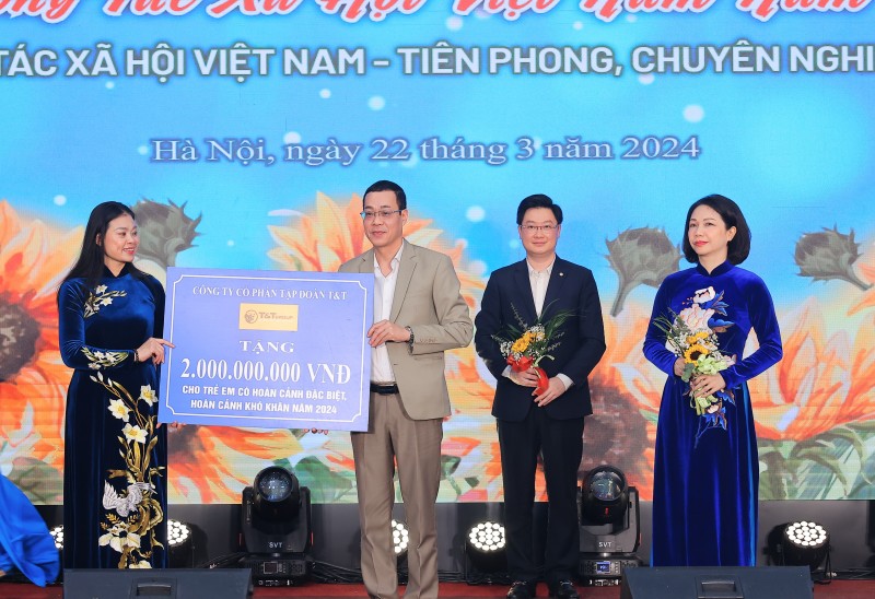 Đại diện Tập đoàn T&T Group trao ủng hộ Trung tâm Công tác xã hội và Quỹ Bảo trợ trẻ em TP Hà Nội 2 tỷ đồng. Đại diện Tập đoàn T&T Group trao ủng hộ Trung tâm Công tác xã hội và Quỹ Bảo trợ trẻ em TP Hà Nội 2 tỷ đồng.