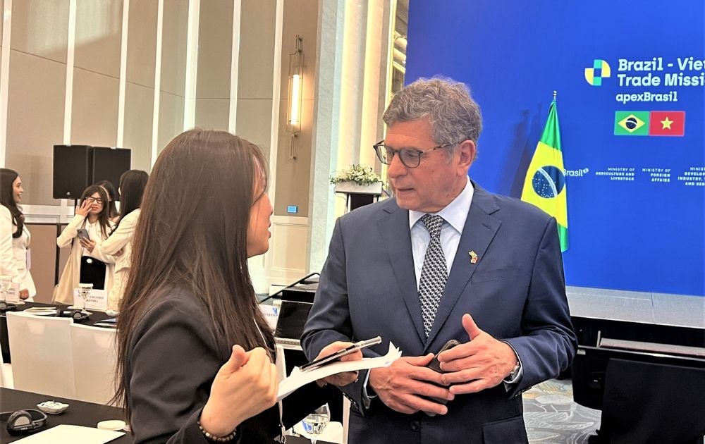 Brazilian Ambassador to Vietnam Marco Farani (right) talks with delegates at the conference. (Photo: Mai Anh) Brazilian Ambassador to Vietnam Marco Farani (right) talks with delegates at the conference. (Photo: Mai Anh)