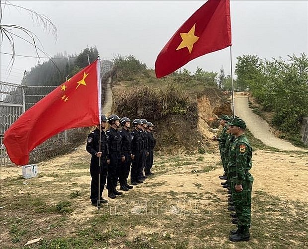 Vietnamese and Chinese border guards take part in the joint patrol. (Photo: VNA) Vietnamese and Chinese border guards take part in the joint patrol. (Photo: VNA)