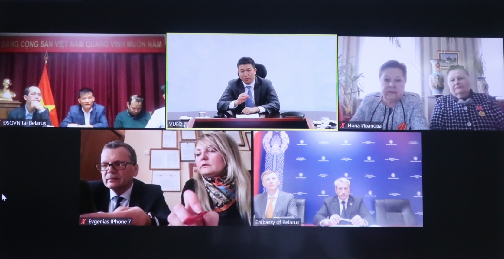 Các đại biểu tham dự hội đàm trực tuyến. Các đại biểu tham dự hội đàm trực tuyến.