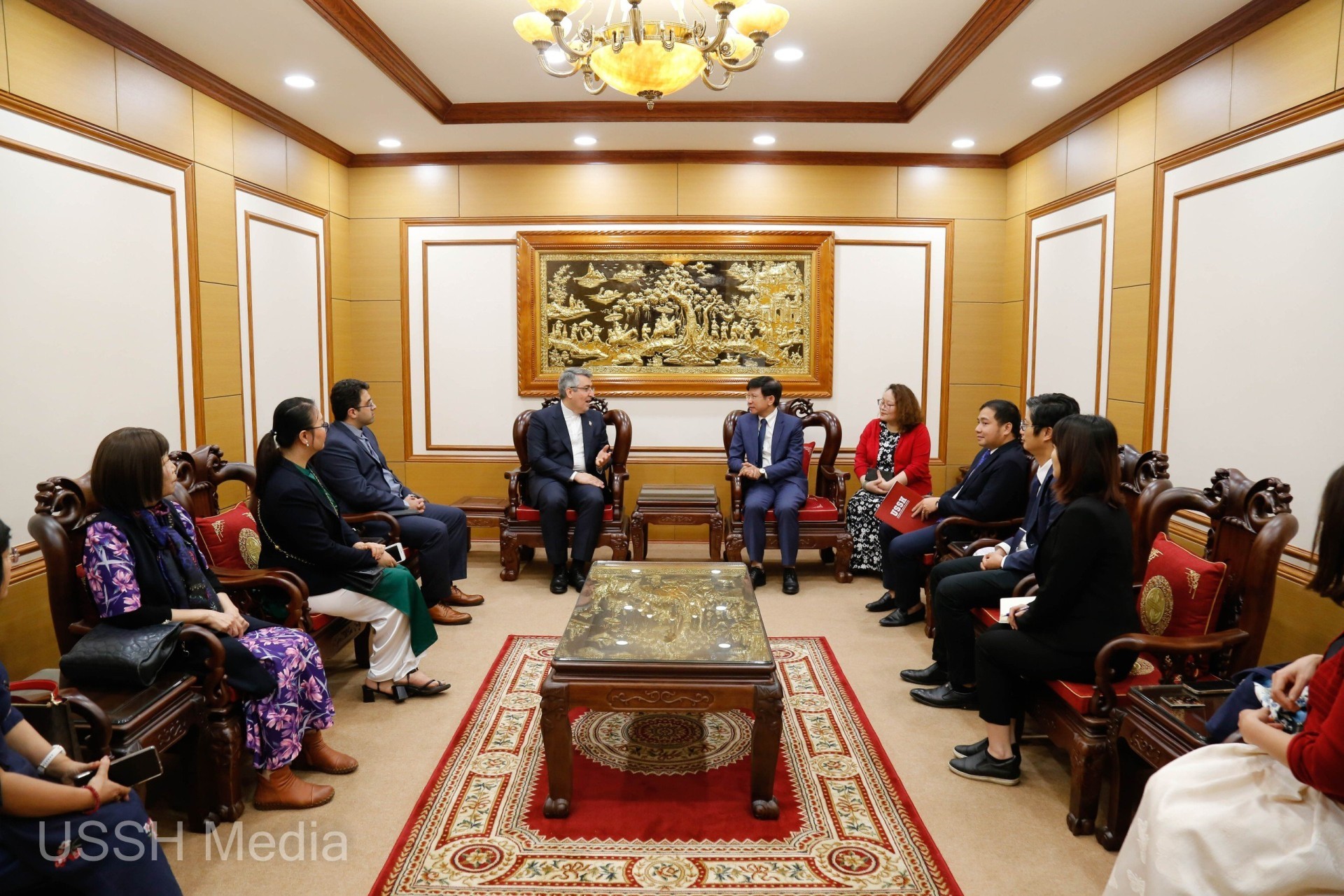 Đại sứ nước Cộng hòa Hồi giáo Iran tại Việt Nam Ali Akbar Nazari làm việc với lãnh đạo Trường Đại học Khoa học Xã hội và Nhân văn, Đại học Quốc gia Hà Nội. (Ảnh: ussh.vnu.edu.vn) Đại sứ nước Cộng hòa Hồi giáo Iran tại Việt Nam Ali Akbar Nazari làm việc với lãnh đạo Trường Đại học Khoa học Xã hội và Nhân văn, Đại học Quốc gia Hà Nội. (Ảnh: ussh.vnu.edu.vn)
