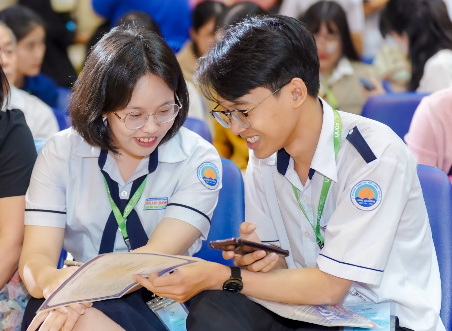 Bảo Ngọc và Thế Dũng hào hứng thảo luận sau khi rời phòng thi. Bảo Ngọc và Thế Dũng hào hứng thảo luận sau khi rời phòng thi.