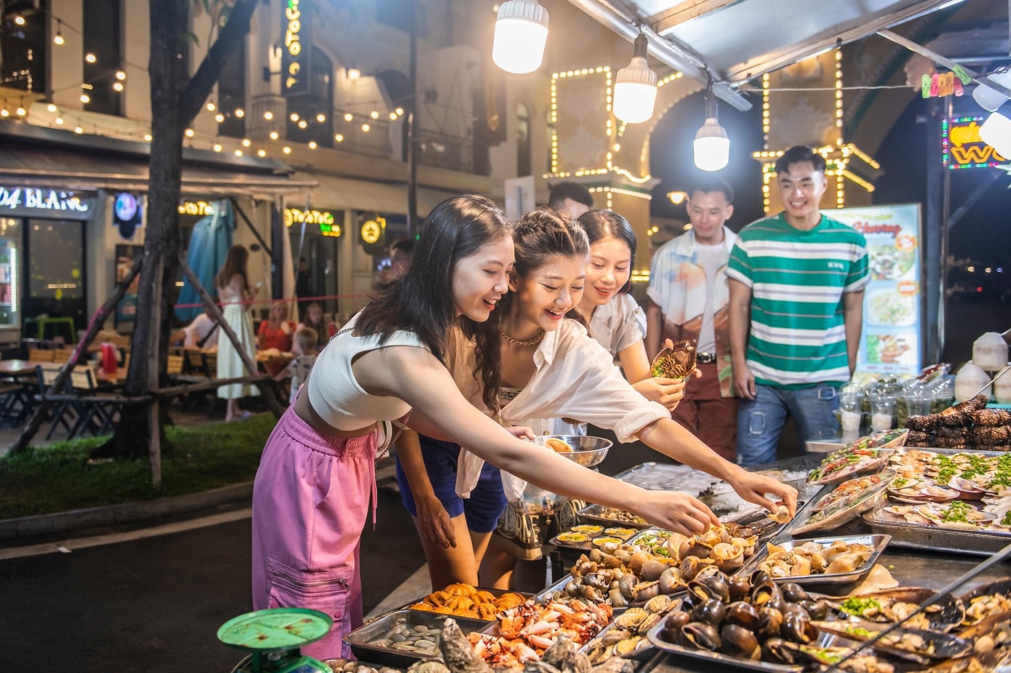 Bạn chắc chắn không thể bỏ qua những gian hàng ẩm thực hấp dẫn tại “Ngày Hội Xanh”. Bạn chắc chắn không thể bỏ qua những gian hàng ẩm thực hấp dẫn tại “Ngày Hội Xanh”.