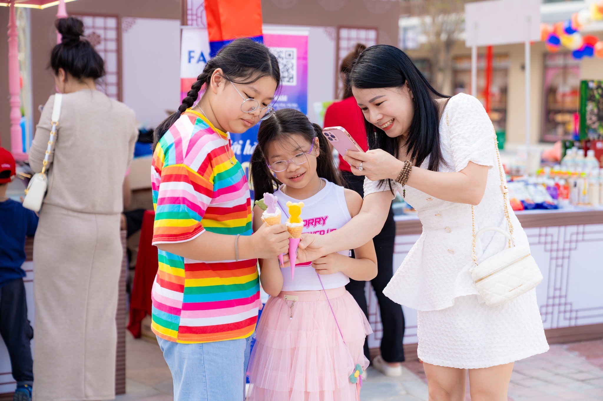 Hãy sẵn sàng ghi lại những khoảnh khắc tuyệt đẹp và đáng nhớ tại “Ngày Hội Xanh”. Hãy sẵn sàng ghi lại những khoảnh khắc tuyệt đẹp và đáng nhớ tại “Ngày Hội Xanh”.