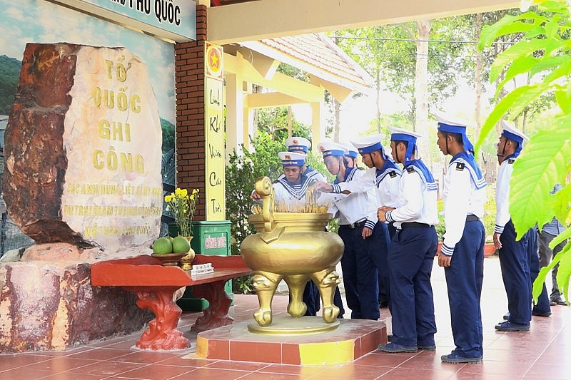 Cán bộ, chiến sĩ Tiểu đoàn 563 dâng hương tưởng niệm các anh hùng liệt sĩ. Cán bộ, chiến sĩ Tiểu đoàn 563 dâng hương tưởng niệm các anh hùng liệt sĩ.