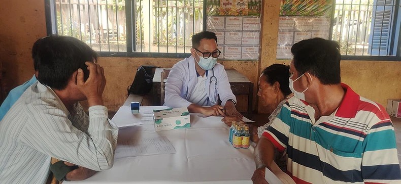 Bà con được bác sĩ tư vấn khám bệnh và phát thuốc miễn phí. (Ảnh: Bà con được bác sĩ tư vấn khám bệnh và phát thuốc miễn phí. (Ảnh: