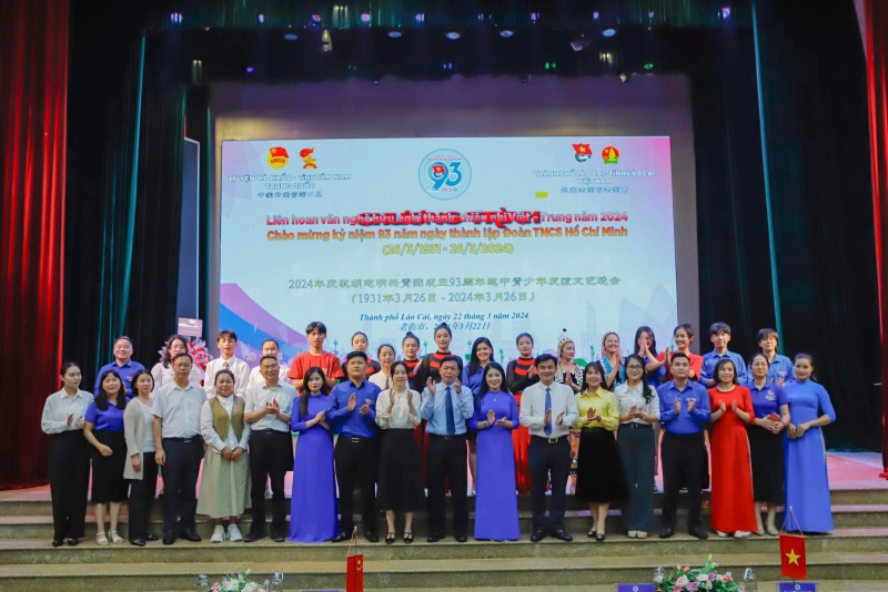Thanh niên Lào Cai - Hà Khẩu biểu diễn văn nghệ ca ngợi tình hữu nghị Việt Nam - Trung Quốc Thanh niên Lào Cai - Hà Khẩu biểu diễn văn nghệ ca ngợi tình hữu nghị Việt Nam - Trung Quốc