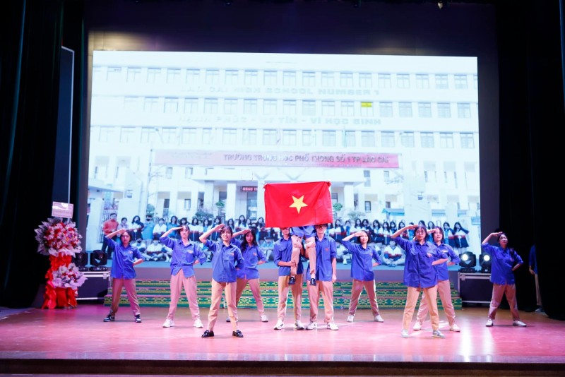Thanh niên Lào Cai - Hà Khẩu biểu diễn văn nghệ ca ngợi tình hữu nghị Việt Nam - Trung Quốc Thanh niên Lào Cai - Hà Khẩu biểu diễn văn nghệ ca ngợi tình hữu nghị Việt Nam - Trung Quốc
