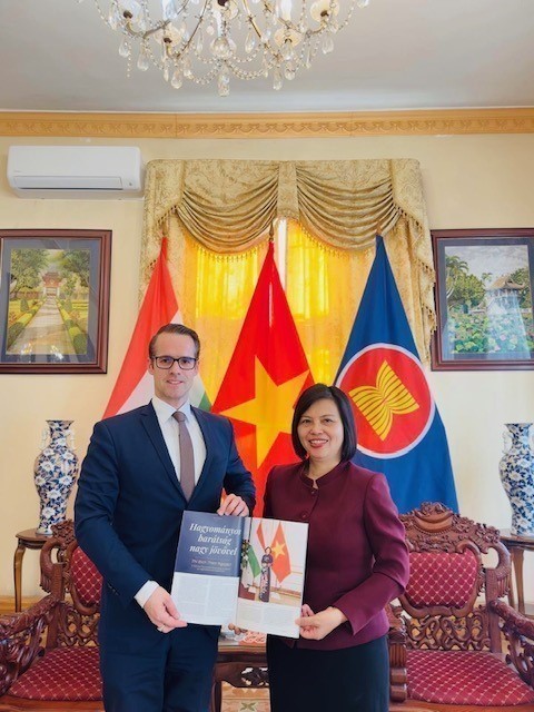 Tại cuộc làm việc, ông Levente Horváth bày tỏ mong muốn Tạp chí Eurasia có thể truyền tải thêm nhiều thông tin về những thành tựu đổi mới và phát triển của Việt Nam. (Nguồn: TTXVN) Tại cuộc làm việc, ông Levente Horváth bày tỏ mong muốn Tạp chí Eurasia có thể truyền tải thêm nhiều thông tin về những thành tựu đổi mới và phát triển của Việt Nam. (Nguồn: TTXVN)