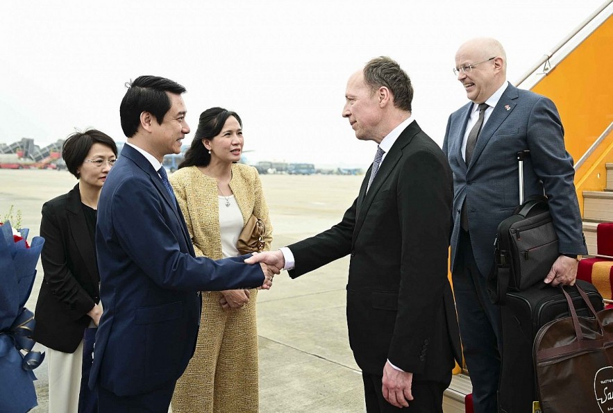 Vice Chairman of the NA's Committee for Foreign Affairs Le Anh Tuan welcomes Speaker of the Parliament of Finland Jussi Halla-aho at the Noi Bai International Airport (Photo:quochoi.vn) Vice Chairman of the NA's Committee for Foreign Affairs Le Anh Tuan welcomes Speaker of the Parliament of Finland Jussi Halla-aho at the Noi Bai International Airport (Photo:quochoi.vn)
