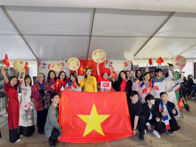 Đại diện Việt Nam tham gia Ngày hội cuối tuần Pháp ngữ 2024. (Ảnh: Báo Văn hóa) Đại diện Việt Nam tham gia Ngày hội cuối tuần Pháp ngữ 2024. (Ảnh: Báo Văn hóa)