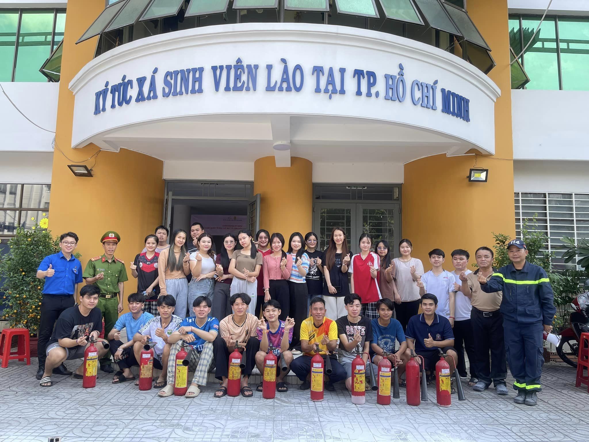 Sinh viên Lào trải nghiệm, thực hành chữa cháy tại ký túc xá Sinh viên Lào trải nghiệm, thực hành chữa cháy tại ký túc xá