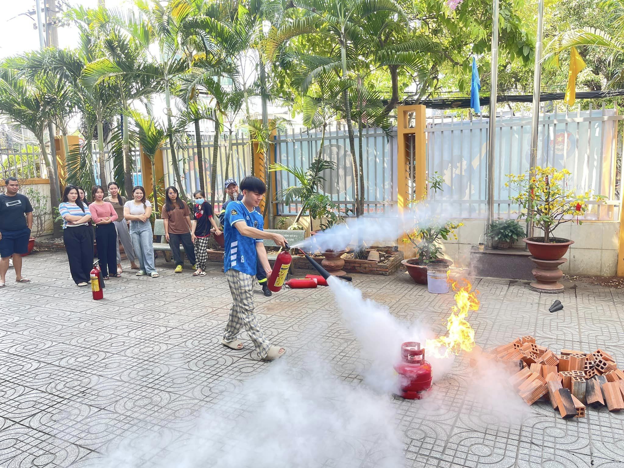 Sinh viên Lào trải nghiệm, thực hành chữa cháy tại ký túc xá Sinh viên Lào trải nghiệm, thực hành chữa cháy tại ký túc xá