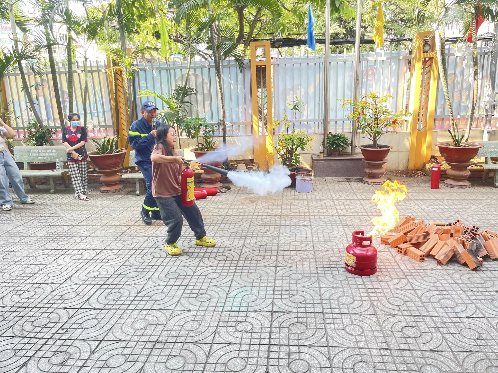 Sinh viên Lào trải nghiệm, thực hành chữa cháy tại ký túc xá Sinh viên Lào trải nghiệm, thực hành chữa cháy tại ký túc xá