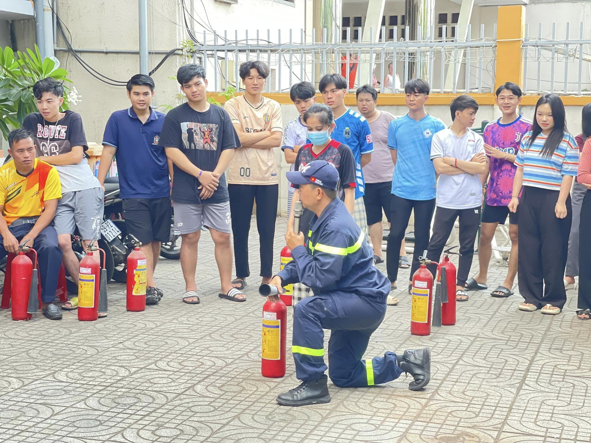 Sinh viên Lào trải nghiệm, thực hành chữa cháy tại ký túc xá Sinh viên Lào trải nghiệm, thực hành chữa cháy tại ký túc xá