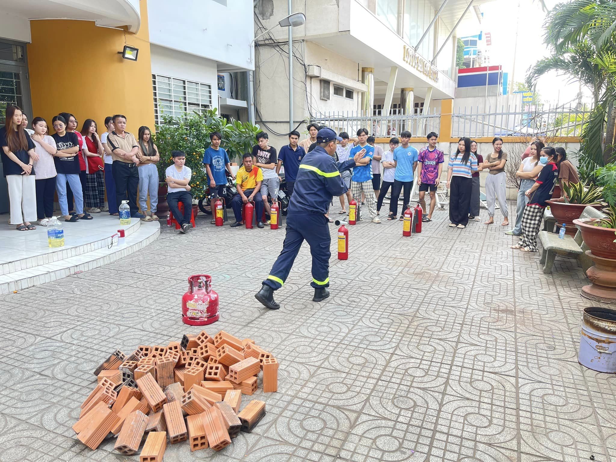 Sinh viên Lào trải nghiệm, thực hành chữa cháy tại ký túc xá Sinh viên Lào trải nghiệm, thực hành chữa cháy tại ký túc xá