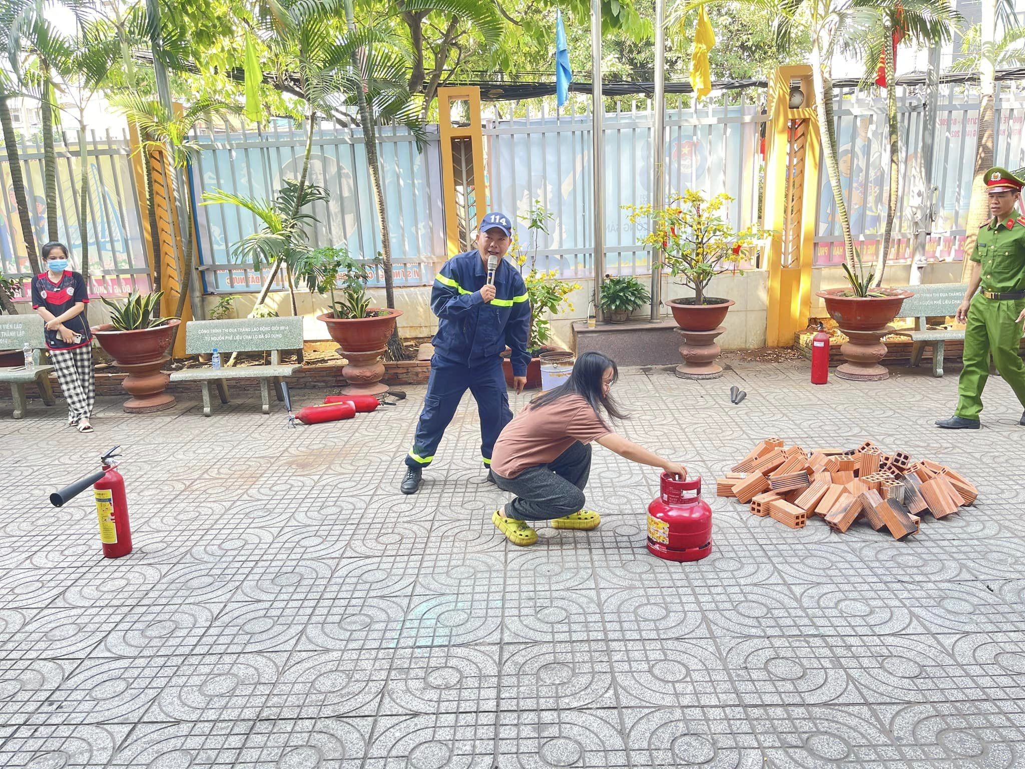 Sinh viên Lào trải nghiệm, thực hành chữa cháy tại ký túc xá Sinh viên Lào trải nghiệm, thực hành chữa cháy tại ký túc xá