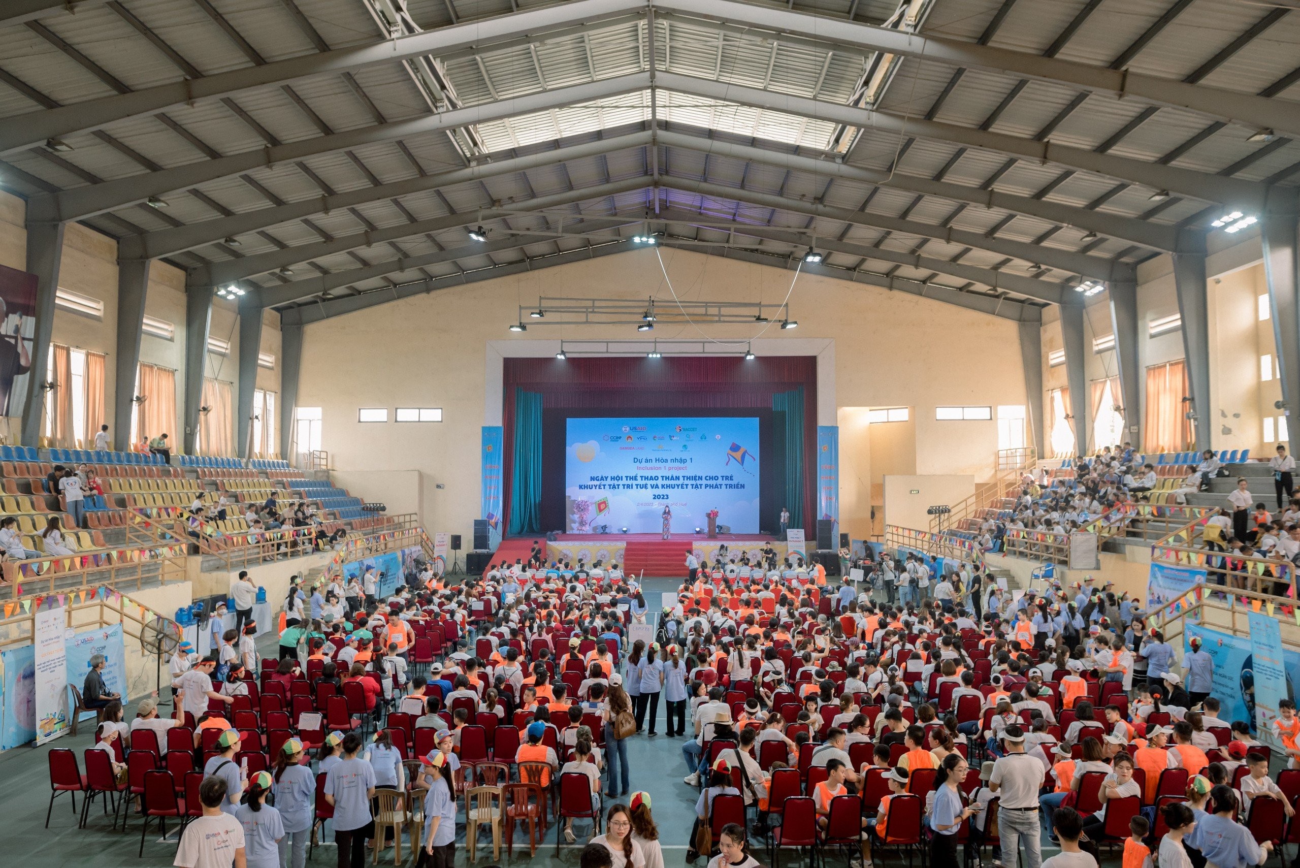 Hơn 400 trẻ em và thanh thiếu niên khuyết tật tham gia Ngày hội thể thao thân thiện Hơn 400 trẻ em và thanh thiếu niên khuyết tật tham gia Ngày hội thể thao thân thiện